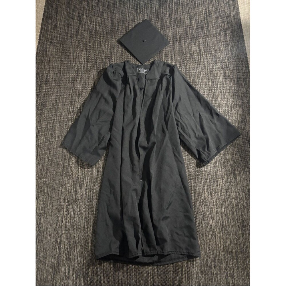 Oak Hall Graduation Cap and Gown 5'3" to 5'5"